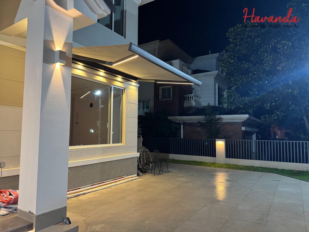 Khung cảnh ngôi nhà về đêm dưới mái hiên HAVANDA